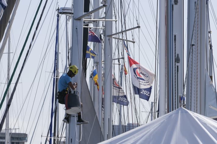 On many boats, preparations last until the last minute. In addition to old hands and experienced ocean sailors, more and more newcomers to sailing are embarking on blue water adventures, inspired by YouTube channels about long-distance sailing, who quickly decide to buy a boat and set sail