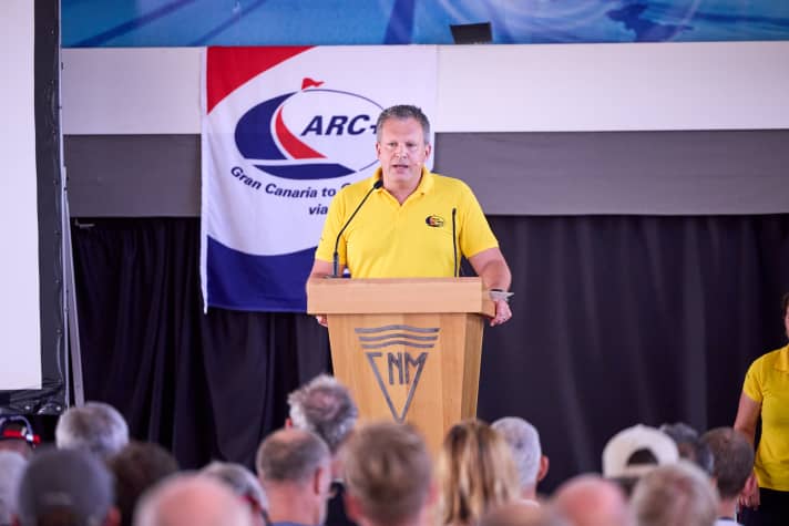 Ein neues Gesicht beim Skippers Briefing: Paul Tetlow übernimmt den Posten als Geschäftsführer von Andrew Bishop, der sich nach vielen Jahren an der Spitze des World Cruising Club Anfang 2023 verabschiedet. Tetlow leitet das Unternehmen dann mit Kommunikationschef Jeremy Wyatt