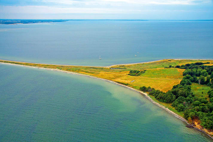 Yachts can drop anchor on both sides of Æbelø. The island ends in an increasingly tapered headland