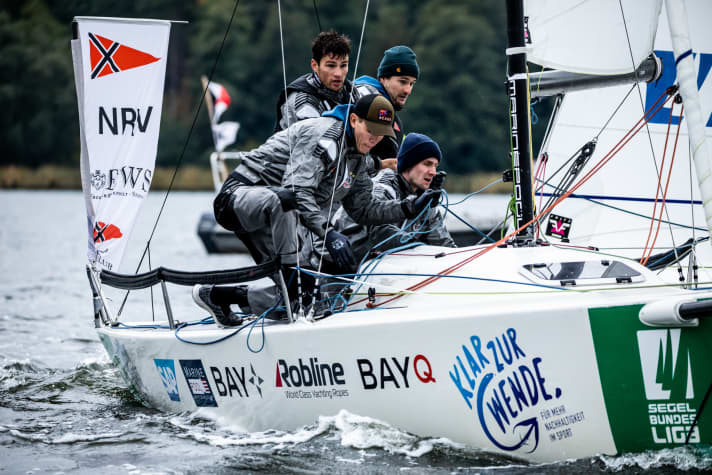 Les leaders du classement et les champions du monde en titre ont également dû se battre sur le lac de Wannsee. Avec une neuvième place, l'équipe du NRV a laissé des plumes, mais un peu moins que ses poursuivants du SMCÜ.