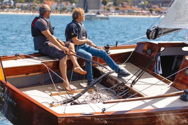 Selten: flaches Brückendeck mit versenktem Traveller, ein Cockpit ohne Bänke