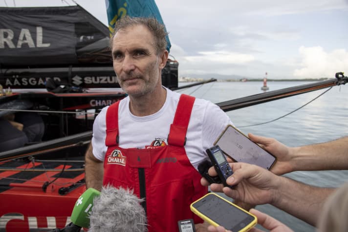 Fahle Gesichtsfarbe, tiefliegende Augen: Jérémie Beyou waren wie seinen Konkurrenten die Strapazen des Rennens anzusehen