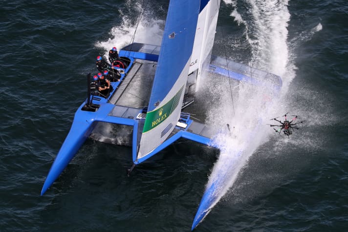 Einsatz einer herkömmlichen Drohne im SailGP. Racing-Drohnen werden dem enormen Geschwindigkeitspotenzial der F50-Katamarane in Zukunft häufiger gerecht werden