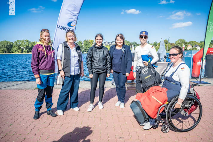 La présidente de la DSV, Mona Küppers (2e à partir de la droite), a félicité les actrices qui ont remporté les Championnats du monde d'inclusion.