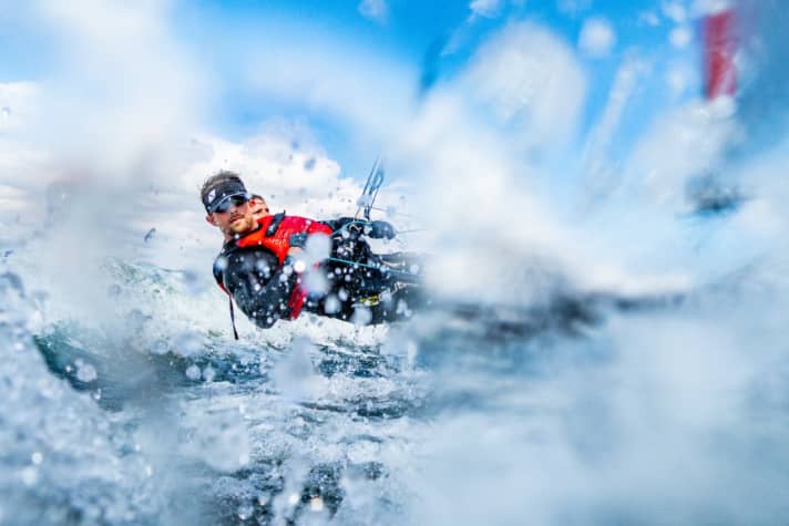 Diese racige Szene hat Christian Beeck bei den International 14 Worlds vor Kiel eingefangen. Wer hat hier wen im Visier, während die Segler im Trapez alles geben?