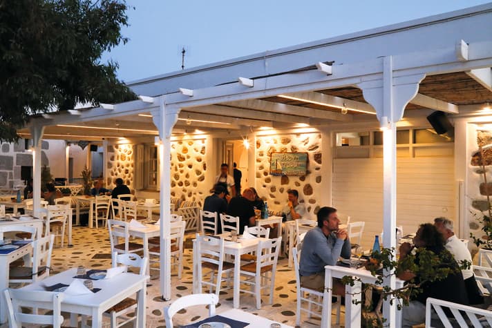 Patmos: se volete andare al monastero, andate al porto della città. Con i forti venti di Meltemi c'è molto vento laterale, quindi levate bene l'ancora! In seguito, vale la pena trascorrere una giornata nelle bellissime baie di Meloi, direttamente a nord-ovest del porto, o a sud-est, vicino a Groikos. Paesaggi fantastici, taverne e bar a terra