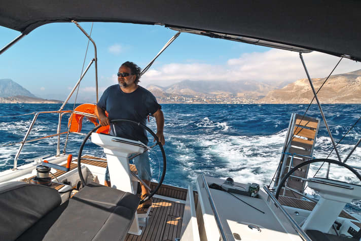 Con il Meltemi alle spalle, lo yacht a noleggio vola attraverso la zona