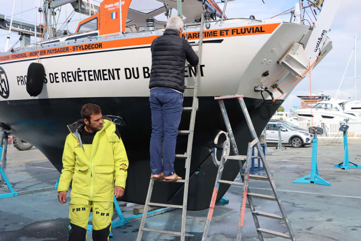 Damien Guillou bei der Reparatur seiner Selbststeueranlage