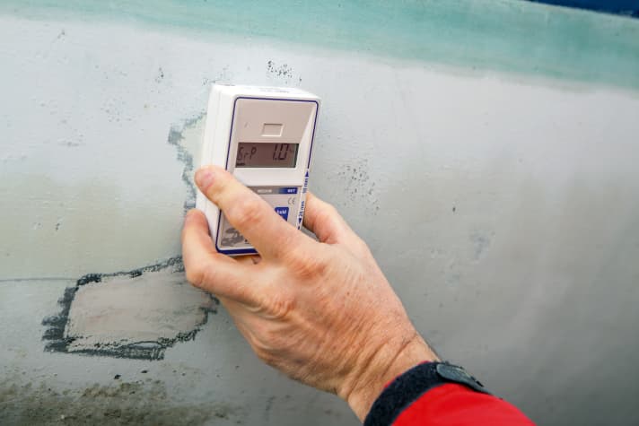 Un appareil de mesure permet de détecter l'humidité dans les stratifiés de la coque.