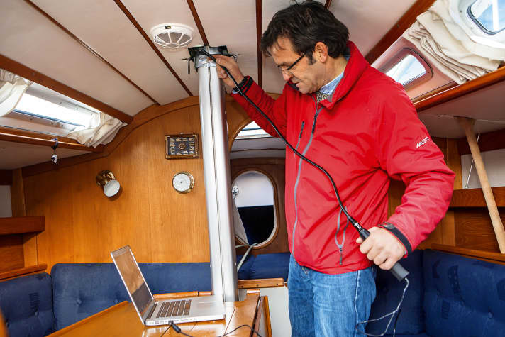 L'expert utilise un endoscope pour inspecter l'intérieur du passage du pont pour le mât.