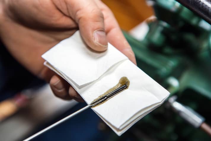 The engine must not be rusty or greasy, the oil should be honey-coloured, but never black