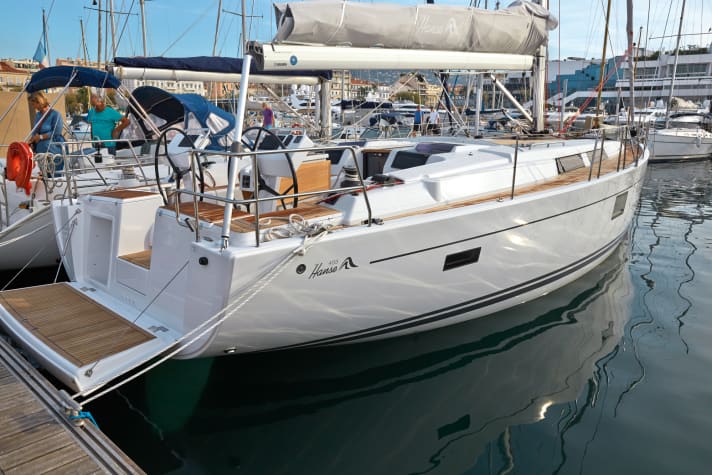 Zum Übersteigen sind Badeplattformen im Hafen sehr praktisch, sofern sie erst nach dem Anlegen ausgeklappt werden