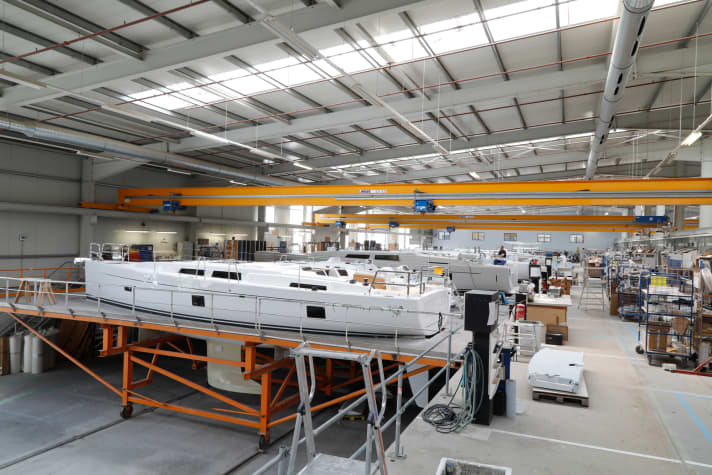 La fabrication des meubles, l'aménagement et toutes les installations ainsi que la réception finale et la remise ont lieu à Greifswald.