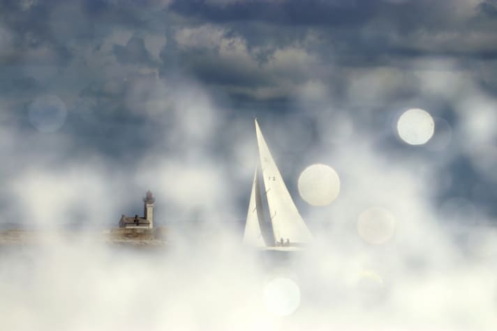 Une vue magnifiquement rêvée de la voile par Mélanie Joubert