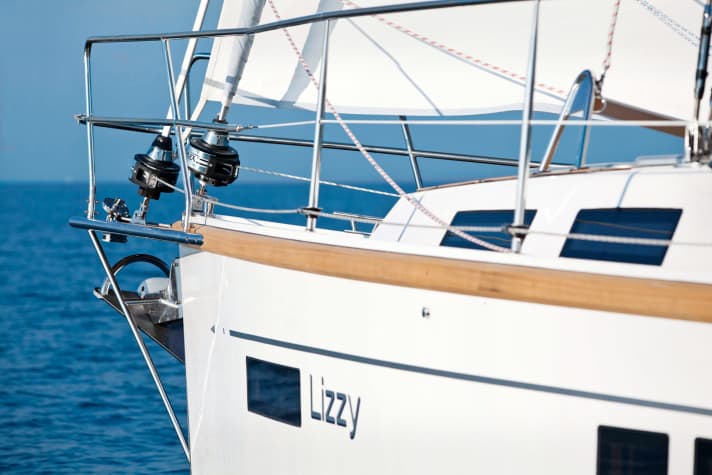 Das PVC-Profil von Permateek wird mit Spezialklebeband angebracht. Dickere Profile werden wie Holzleisten verschraubt