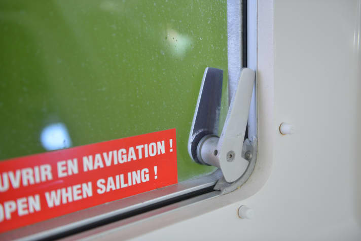 The panes of the affected Goiot hatches are simply glued into an aluminium frame