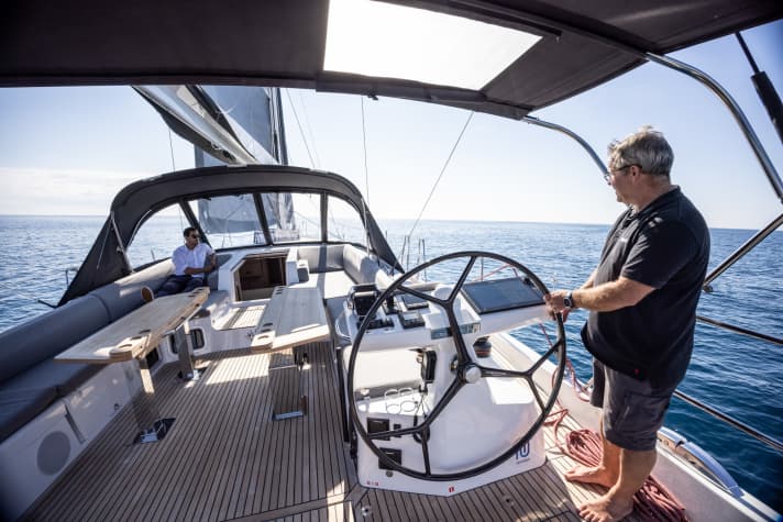 Per Rampe geht es bei der Jeanneau Yachts 60 vom Cockpit seitlich nach vorn