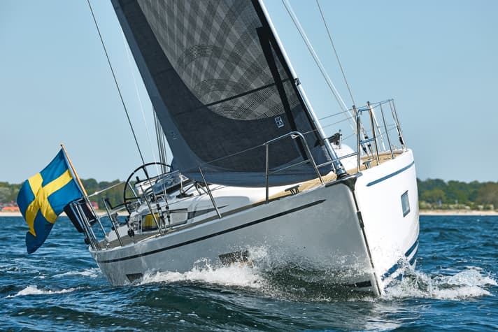 Neustadt, 5.2022
YACHT-Test Linjett-39, Segelyacht des Herstellers: Rosättra Båtvarv AB. Moderner Cruiser in hochwertiger Bauqualität. 
S egelfotos unter Grosssegel und Genua vor Neustadt.
Rosättra Båtvarv AB, gegründet 1886, ist Schwedens älteste Bootswerft. 
Die Linjett-39 entstand in Zusammenarbeit von Senior-Werftchef Mats Gustafsson, seinem Sohn Daniel Gustafsson und Yacht-Designer Oscar Södergren.
Bei der LINJETT-39 wurde erstmals in der Geschichte der Werft die digitale Konstruktion CAD angewandt. Spezialist dafür ist Oscar Södergren, der Sohn von Håkan Södergren. 
Ausgangspunkt der Konstruktion war auch diesmal ein Holzmodell. Der Traditionalist Mats Gustafsson baute zunächst einen Modellrumpf, optimierte diesen und sägte das Modell anschließend in Querschiffssektionen. 

 [ (c) Klaus Andrews, Carlshöhe 21, D-24340 Eckernförde, Germany, Tel. Mobil +49 (0)171 - 413 31 20, www.KlausAndrews.com, mail@KlausAndrews.com, Konto IBAN DE18 2105 0170 1003 4556 21 bei FoerdeSparkasse, Kiel, BIC NOLADE21KIE, Jegliche Verwendung nur gegen Honorar, Urhebervermerk und Beleg. Vor der Verwendung des Fotos bitte in jedem Fall Ruecksprache mit dem Fotografen halten. No modelrelease! ]

