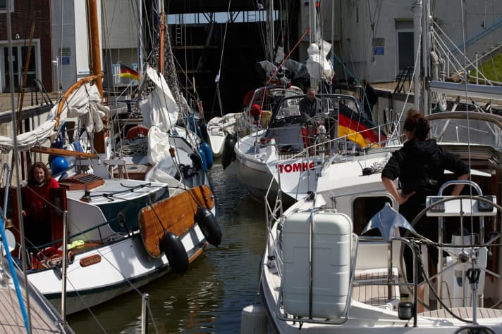   Dicht  an dicht geht es in der Schleuse Hooksiel in der Saison ohnehin zu. Bei eingeschränkten Schleusenzeiten darf jetzt erst recht kein Meter verschenkt werden