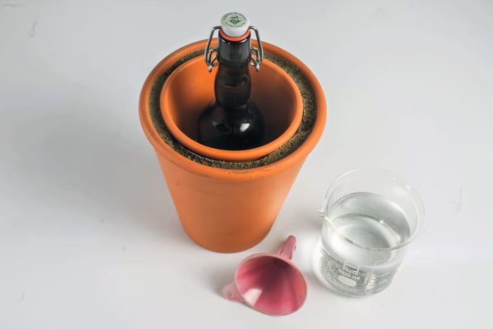 Gleichfalls auf dem Verduns­tungs­prinzip basiert die Ton­topf­methode: Dabei dienen zwei Behälter als Transpiratoren; eine mit Wasser befeuchtete Zwi­schenschicht aus Sand re­guliert die Bereitstellung neuer Feuchtigkeit. Vielleicht haben wir beim Basteln etwas falsch gemacht: Unser Amphoren­kühlschrank schwächelte.