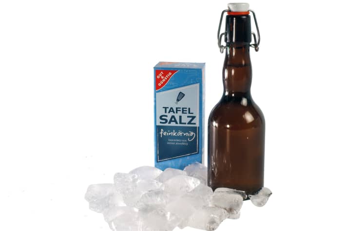 Nichts weiter als Salz und Eiswürfel benötigt man für Blitzeis in der Flasche: Wir ersetzten in unserem Minitest 100 Gramm Eis durch Salz – die Kühlung auf 0,6 Grad durch den endothermen Effekt war rasant, aber nach vier Stunden lagen gewöhnliche Eiswürfel gleichauf. Der Prozess lässt sich nicht wiederholden; die Lake muss von Bord