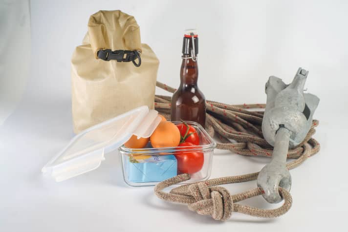 Die Ostsee ist auch auf zehn Meter Tiefe im Sommer oft gerade mal 15 Grad warm. Das ist zwar etwas mehr als im Kühlschrank; die Temperatur reicht aber, damit die Butter ihre Form bewahrt. Die wasserdicht verpackten Lebensmittel einfach mit einem Ballastgewicht in einen Beutel oder ein Netz packen und absenken.