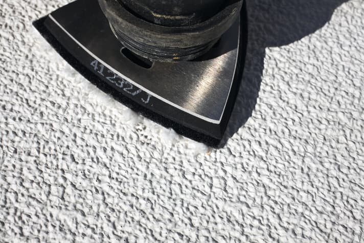 Non utilizzare mai un'idropulitrice per pulire i pavimenti antiscivolo. Possono essere utili i panni speciali per levigatrici oscillanti, altrimenti strofinate.