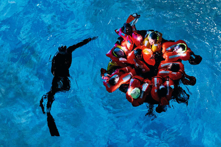   Emergency training in the pool: a good opportunity to try out a survival suit straight away