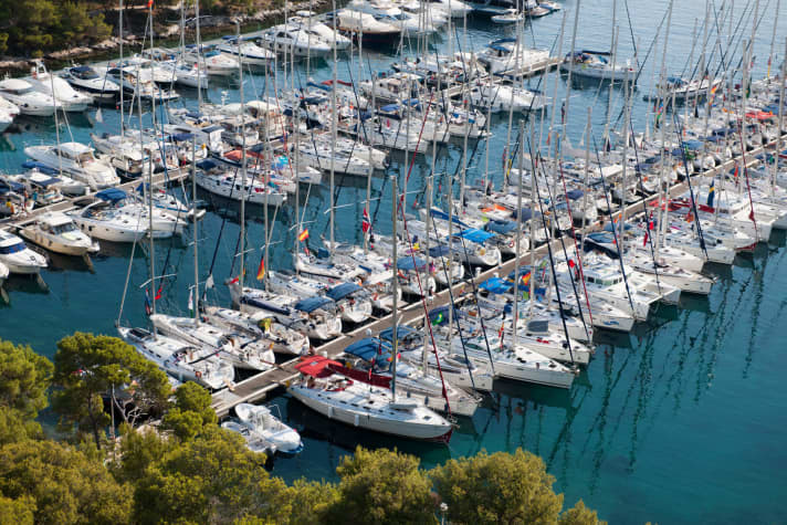 Une marina bien remplie. Est-ce que l'on veut vraiment s'amarrer ici, juste parce que c'est supposé être plus sûr ?