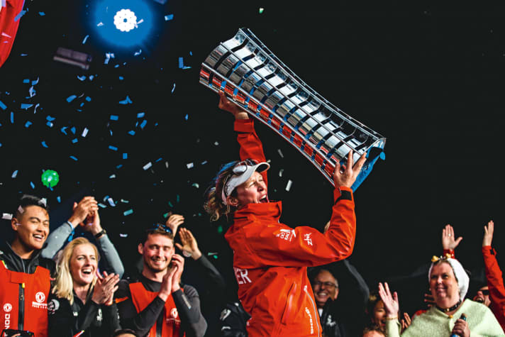   Istantanea storica: con Marie Riou, Carolijn Brouwer è stata la prima velista donna a vincere la Ocean Race, all'epoca con il Dongfeng Race Team.