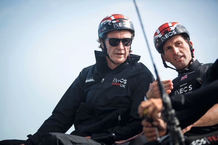   Sir Ben Ainslie (à droite) et le propriétaire de l'écurie Sir Jim Ratcliffe courent ensemble après l'America's Cup