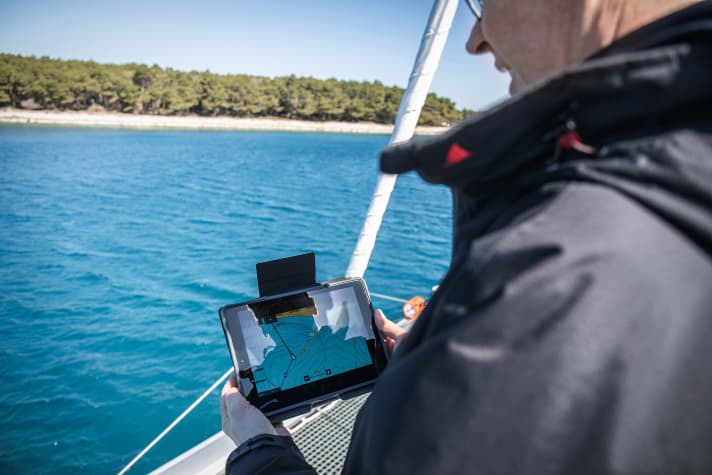   Cartes marines sur iPad ou téléphone portable : de plus en plus de marins naviguent en numérique