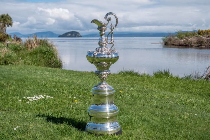  Wo wird die "Grüne Wiese" liegen, auf der die wichtigste Trophäe des Segelsports im 37. America's Cup fotografiert wird?