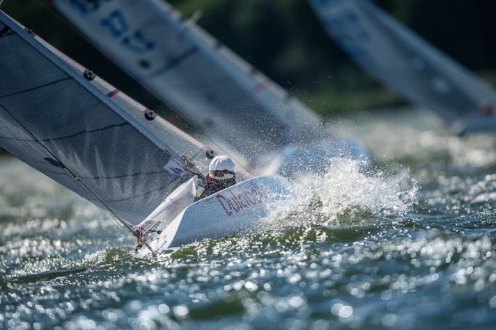   Cette belle scène de Frank Schönfeldt lors de sa première en 2.4 mR en 2020 sur le Wannsee a été capturée par le photographe Sören Hese - une belle publicité pour le quillard.