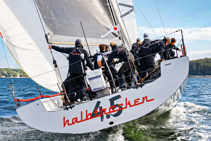   Régulièrement parmi les meilleurs bateaux de la Kieler Woche : l'équipage de Michael Berghorn sur le "Halbtrocken 4.5".