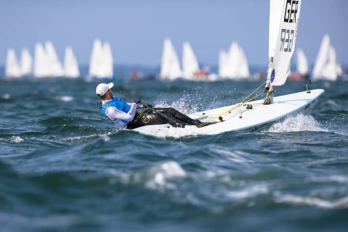   Nel suo elemento nell'area di allenamento della squadra nazionale di vela durante la settimana di Kiel: il campione del mondo di Laser Philipp Buhl è regolarmente uno dei migliori atleti olimpici alla settimana di Kiel.