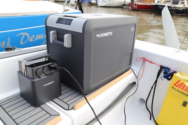 Portable, compact compressor-based cool boxes are the first choice if there is no built-in fridge on board. They are essentially compact fridges; here is one from Dometic with a 40-litre capacity from the CFX-3 series (>> <a href="https://www.awin1.com/cread.php?awinmid=11657&awinaffid=471469&clickref=BO+Dometic+CFX3&ued=https%3A%2F%2Fwww.cyberport.de%2Fhaushalt%2Fgarten-balkon%2Fkuehlboxen%2Fdometic%2Fpdp%2Fke02-010%2Fdometic-cfx3-45-compressor-cooler-40l-12-24v-100-240v-app-control.html" target="_blank" rel="noopener noreferrer nofollow">available here</a>*). In testing, the PLB40 battery was able to maintain food and drinks at a constant temperature of seven degrees Celsius for just under four days at an outside temperature of 20 degrees.