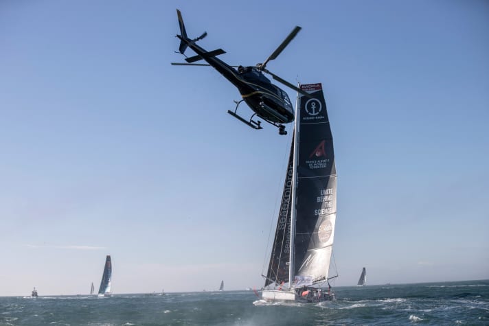   Boris Herrmann auf der „Seaexplorer – Yacht Club de Monaco vor Les Sables-d'Olonne. Beim Start zu seiner historischen Vendée-Globe-Premiere wusste Herrmann selbst nicht, was ihn alles erwarten würde. Jetzt hat er aus seiner Weltumsegelung gemeinsam mit Co-Autor Andreas Wolfers ein abenteuerliches Buch gemacht