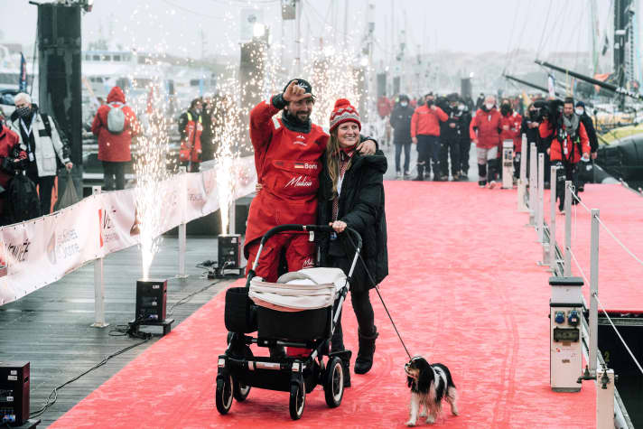   Fontane, riunioni sentite e "un po' di trance": così Boris Herrmann ha vissuto le prime ore dopo l'arrivo del Vendée Globe insieme alla moglie Birte, alla figlia Malou e al cane di famiglia Lili.