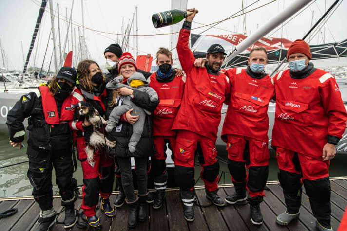   Beau souvenir de retrouvailles à la fin du tour du monde du Vendée Globe : Boris Herrmann et son équipe sur le ponton des Sables-d'Olonne