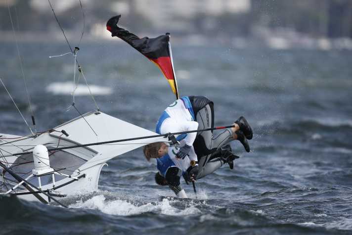   Unvergesslich: der Rückwärtssalto von Heil und Plößel mit deutscher Flagge nach dem Medaillen-Finale