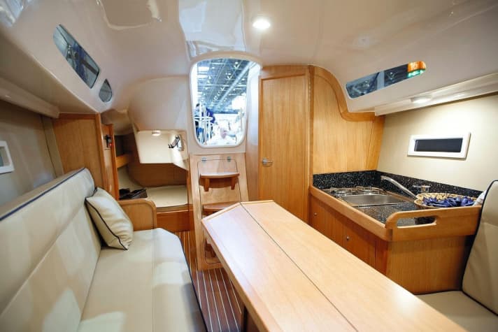   Ampio salone, cucina e bagno: sottocoperta, il Viko S 26 offre spazio per un massimo di sei marinai