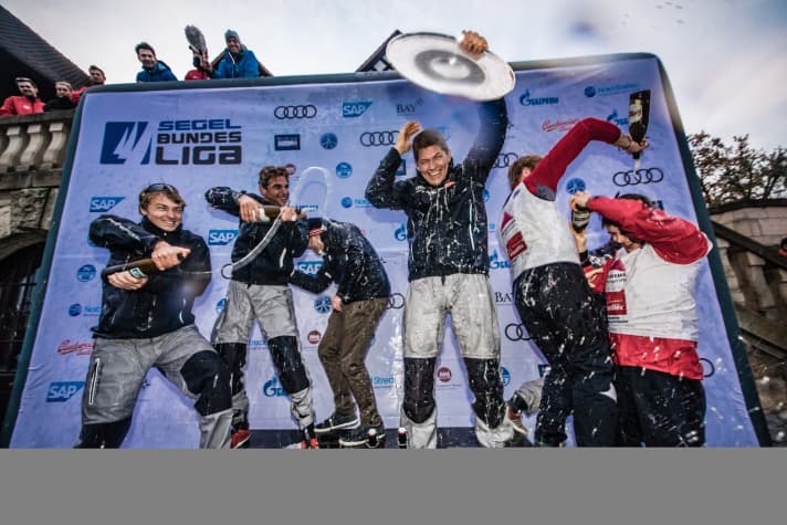   Les tenants du titre du Norddeutscher Regattaverein avec le barreur Tobias Schadewaldt (qui tient la coque) ont ainsi fêté leur troisième championnat des clubs depuis 2013.