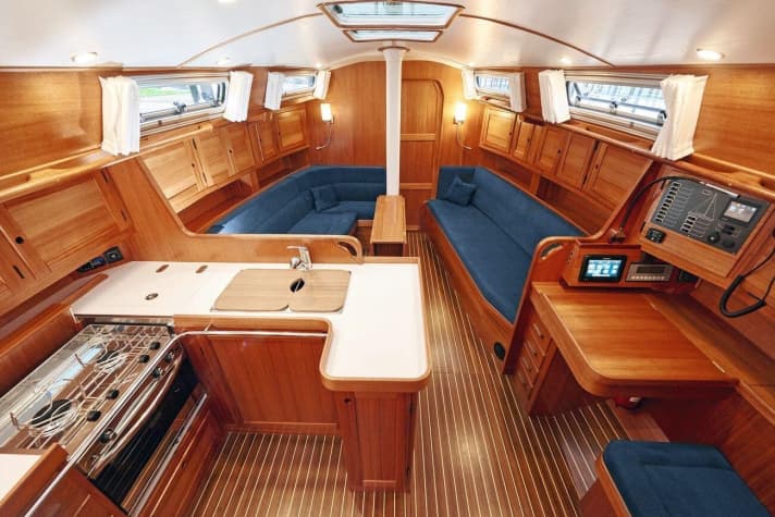   Classic layout, beautiful woodwork: No plastic to be seen below deck