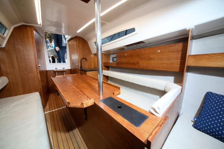   Spacious saloon, which is divided in two by the keel box. It also serves as a saloon table