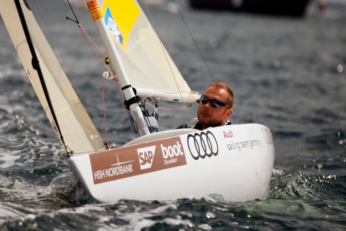   Démonté, le bateau : Heiko Kröger a bien commencé, mais a dû céder sa place de leader dans la classe 2,4 mR hier