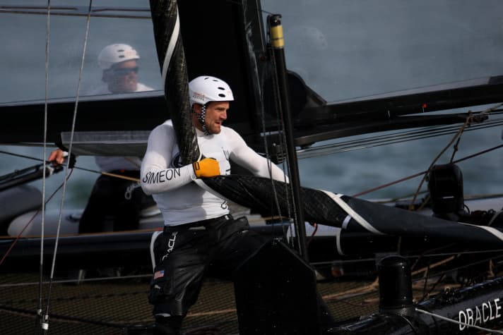   Sport musculaire : l'équipage d'un AC 45, comme celui d'"Oracle Racing" avec Russell Coutts (à gauche) à la barre, doit mettre la main à la pâte.