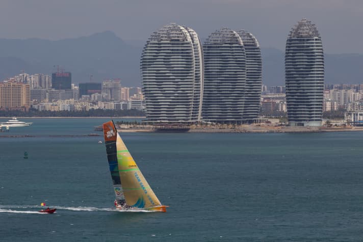   Sullo sfondo: Sanya nella baia di Sanya, dove la quarta tappa partirà a scaglioni