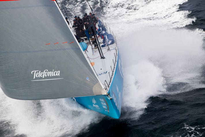   Full throttle space sheets, like Telefonica here, produce the highest speeds. The VO-70s are said to reach speeds of up to 40 knots, but no one has yet measured this reliably