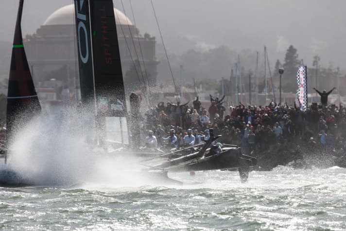   Spithill und die Fans